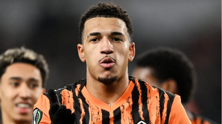 Kauã Elias com a camisa do Shakhtar Donetsk