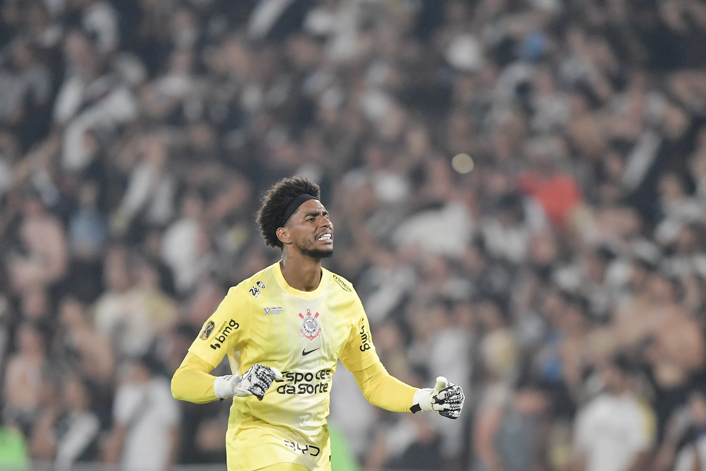 Hugo Souza goleiro do Corinthians comemora gol durante partida contra o Vasco no estadio Maracana pelo campeonato Copa Do Brasil 2025. Foto: Thiago Ribeiro/AGIF