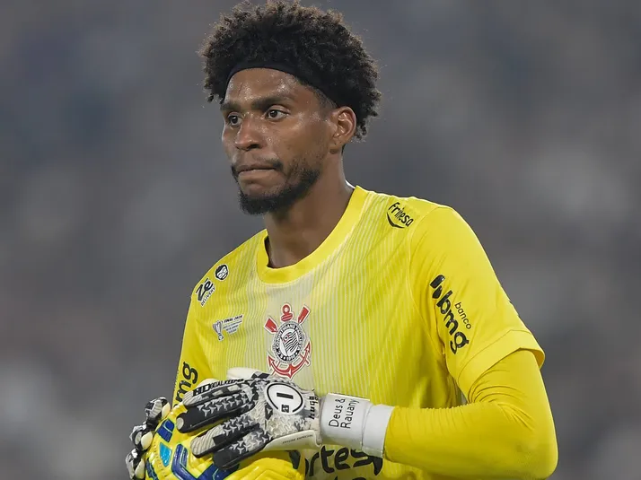 Hugo Souza não treina e vira dúvida no Corinthians