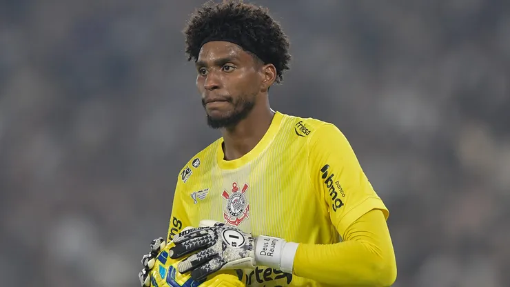 Hugo Souza goleiro do Corinthians durante partida contra o Vasco no estadio Maracana pelo campeonato Copa Do Brasil 2025. Foto: Thiago Ribeiro/AGIF
