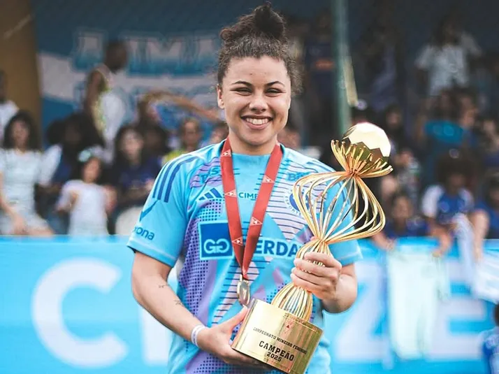 Clara é anunciada pelo São Paulo e celebra retorno a equipe