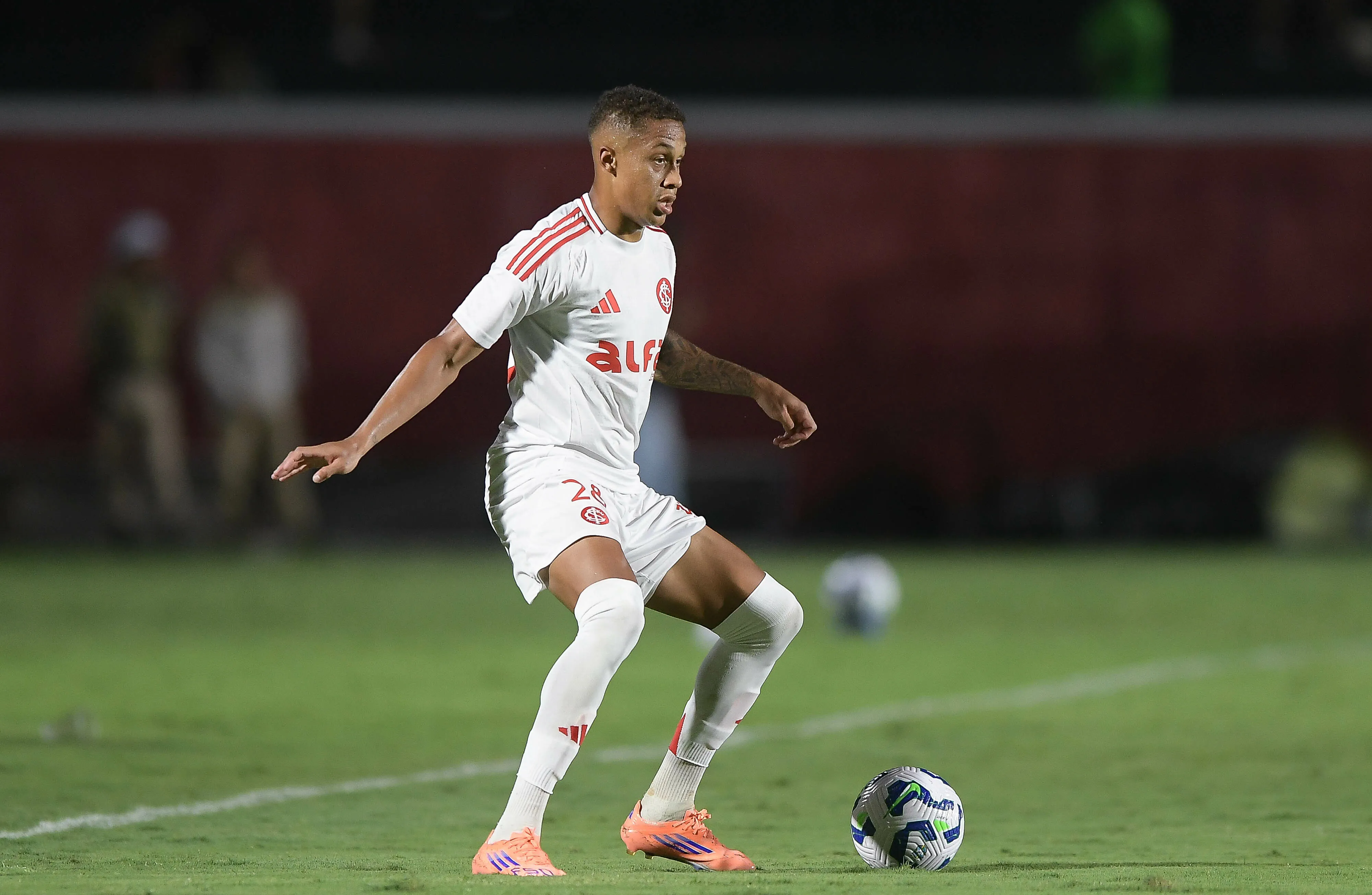 Vitinho jogador do Internacional durante partida contra o Vitoria no estadio Barradao pelo campeonato Brasileiro A 2025. Foto: Jhony Pinho/AGIF