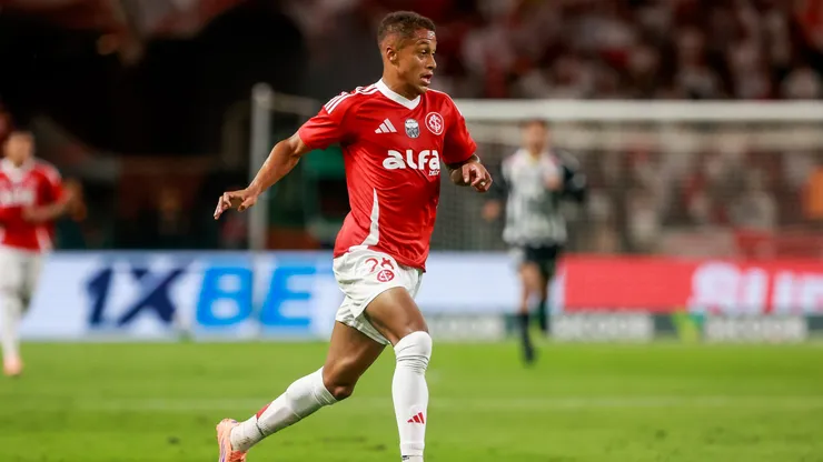 Vitinho jogador do Internacional durante partida contra o Santos no estadio Beira-Rio pelo campeonato Brasileiro A 2025. Foto: Luiz Erbes/AGIF