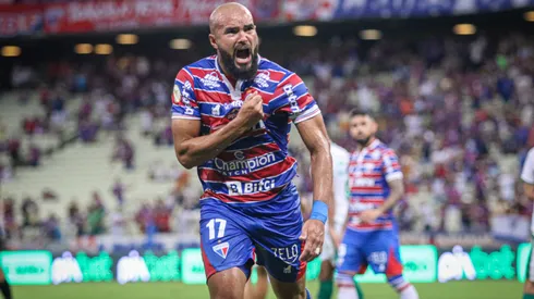Ze Welison jogador do Fortaleza comemora seu gol durante partida contra o Juventude no estadio Arena Castelao pelo campeonato Brasileiro A 2022. Foto: Lucas Emanuel/AGIF