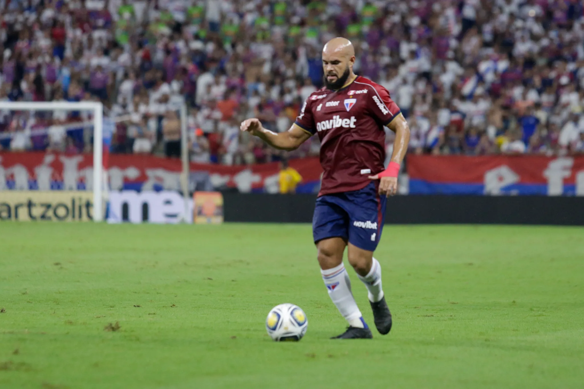 Ze Welison jogador do Fortaleza durante partida contra o Vitoria no estadio Arena Castelao pelo campeonato Copa Do Nordeste 2024. Foto: Lucas Emanuel/AGIF