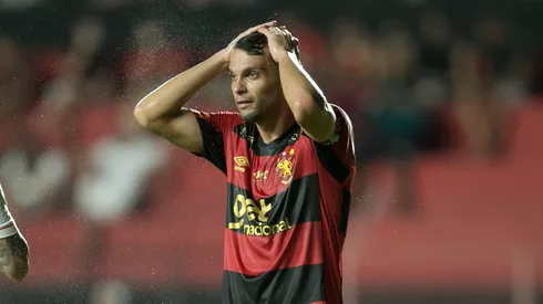 Rafael Thyere jogador do Sport durante a partida contra o Vitoria na Ilha do Retiro em Recife (PE), pelo Campeonato Brasileiro A 2025. Foto: Marlon Costa/AGIF