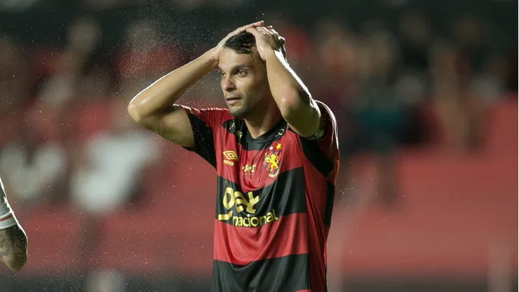 Rafael Thyere jogador do Sport durante a partida contra o Vitoria na Ilha do Retiro em Recife (PE), pelo Campeonato Brasileiro A 2025. Foto: Marlon Costa/AGIF