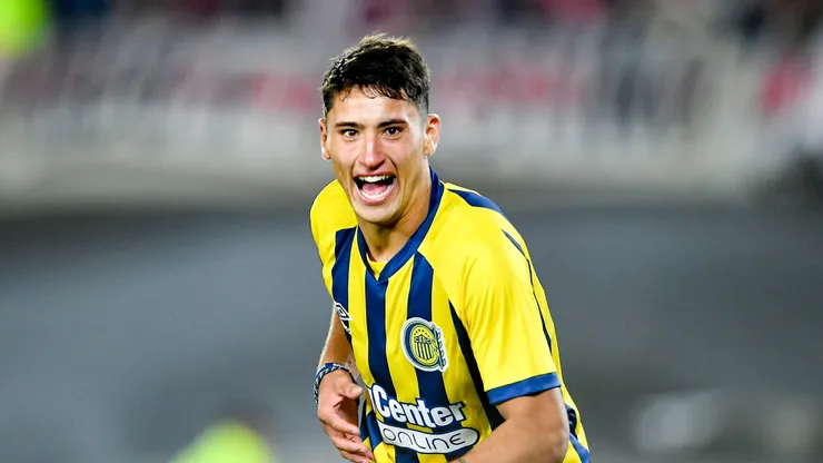 Alejo Veliz do Rosario Central comemora após marcar o segundo gol de seu time durante uma partida entre River Plate e Rosario Central como parte da Liga Profesional de 2022 no Estadio Más Monumental Antonio Vespucio Liberti em 16 de outubro de 2022 em Buenos Aires, Argentina. (Foto de Marcelo Endelli/Getty Images)