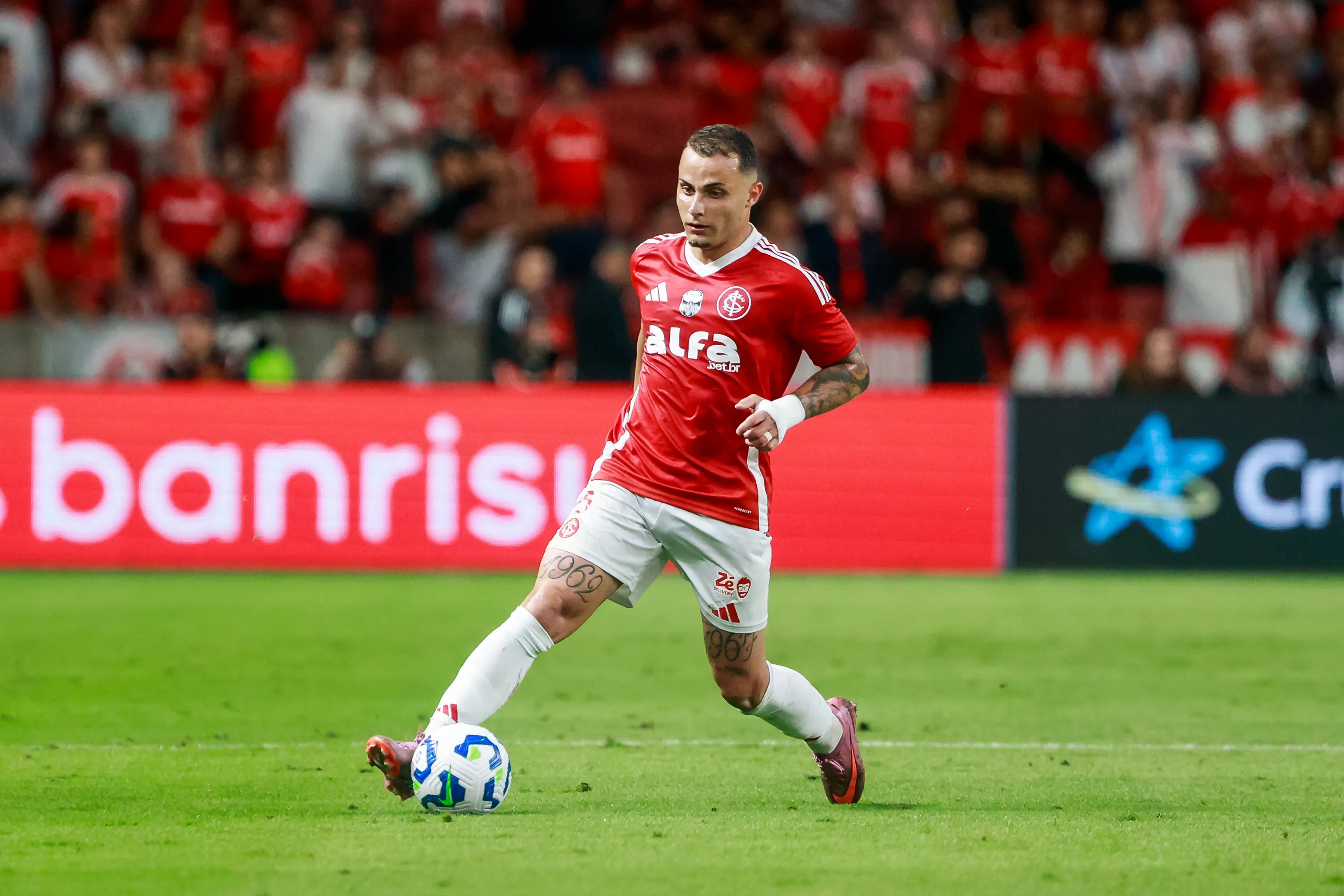 RS – PORTO ALEGRE – 24/11/2025 – BRASILEIRO A 2025, INTERNACIONAL X SANTOS – Bruno Gomes jogador do Internacional durante partida contra o Santos no estadio Beira-Rio pelo campeonato Brasileiro A 2025. Foto: Luiz Erbes/AGIF