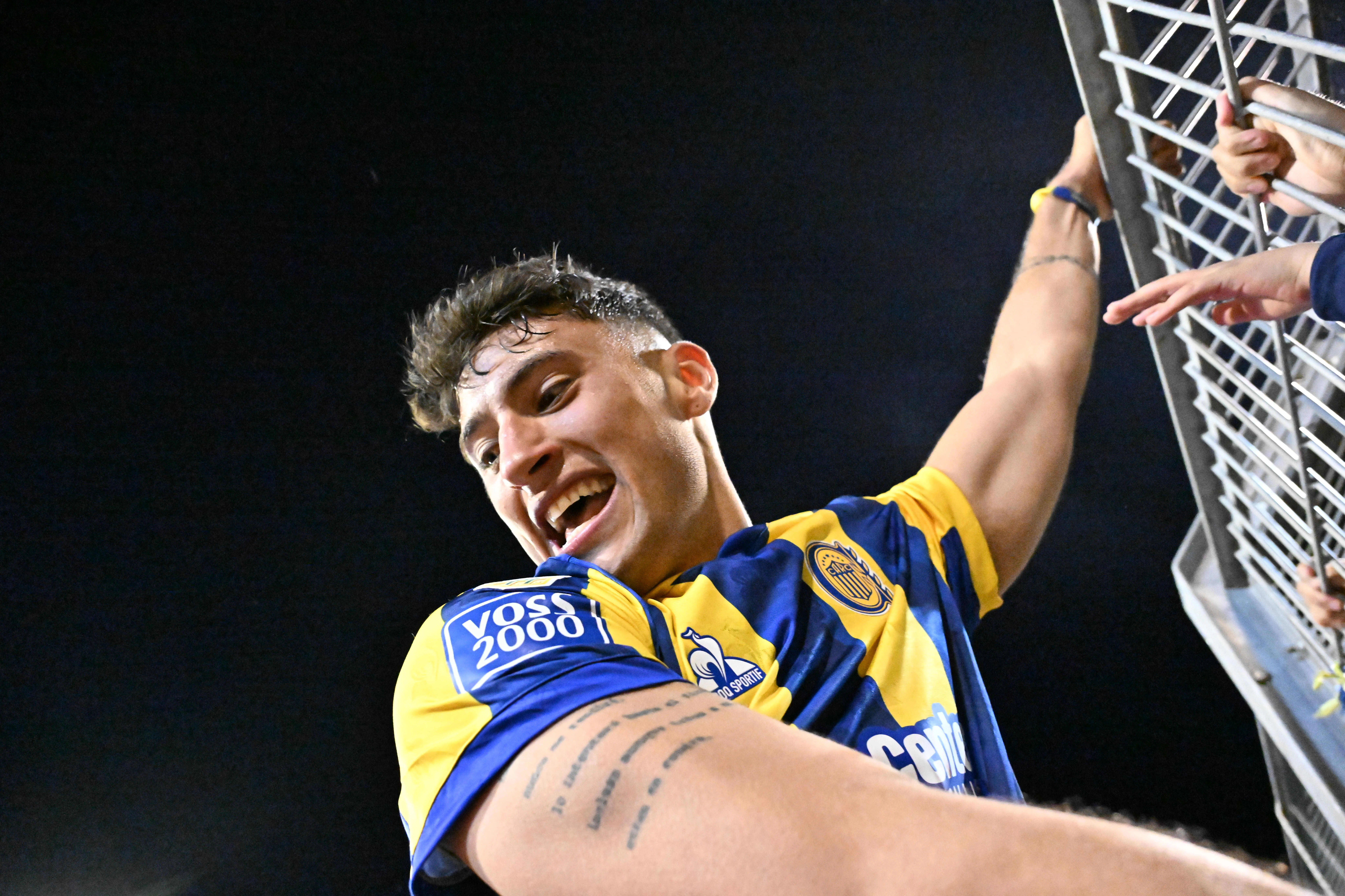 Alejo Véliz do Rosario Central comemora o primeiro gol de sua equipe marcado por Angel Di Maria durante uma partida do Torneo Clausura Betano 2025 entre Rosario Central e Newell’s Old Boys no Estadio Gigante de Arroyito em 23 de agosto de 2025 em Rosário, Argentina. (Foto de Luciano Bisbal/Getty Images)