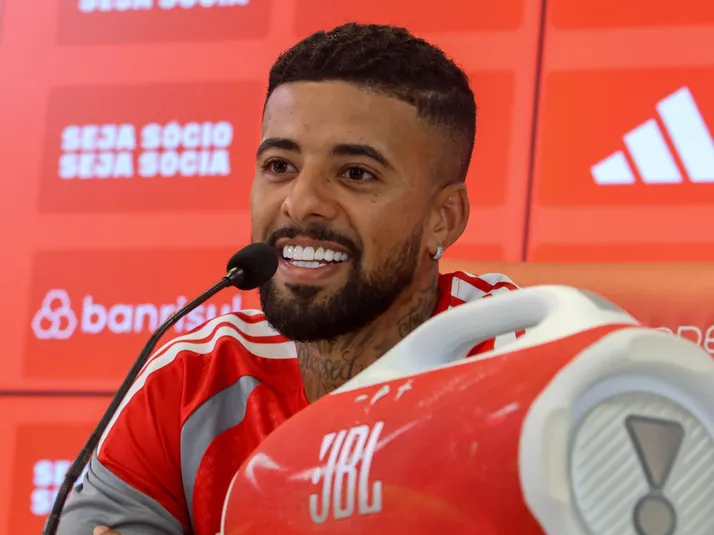 Paulinho fala sobre lesão no LCA em coletiva no Internacional