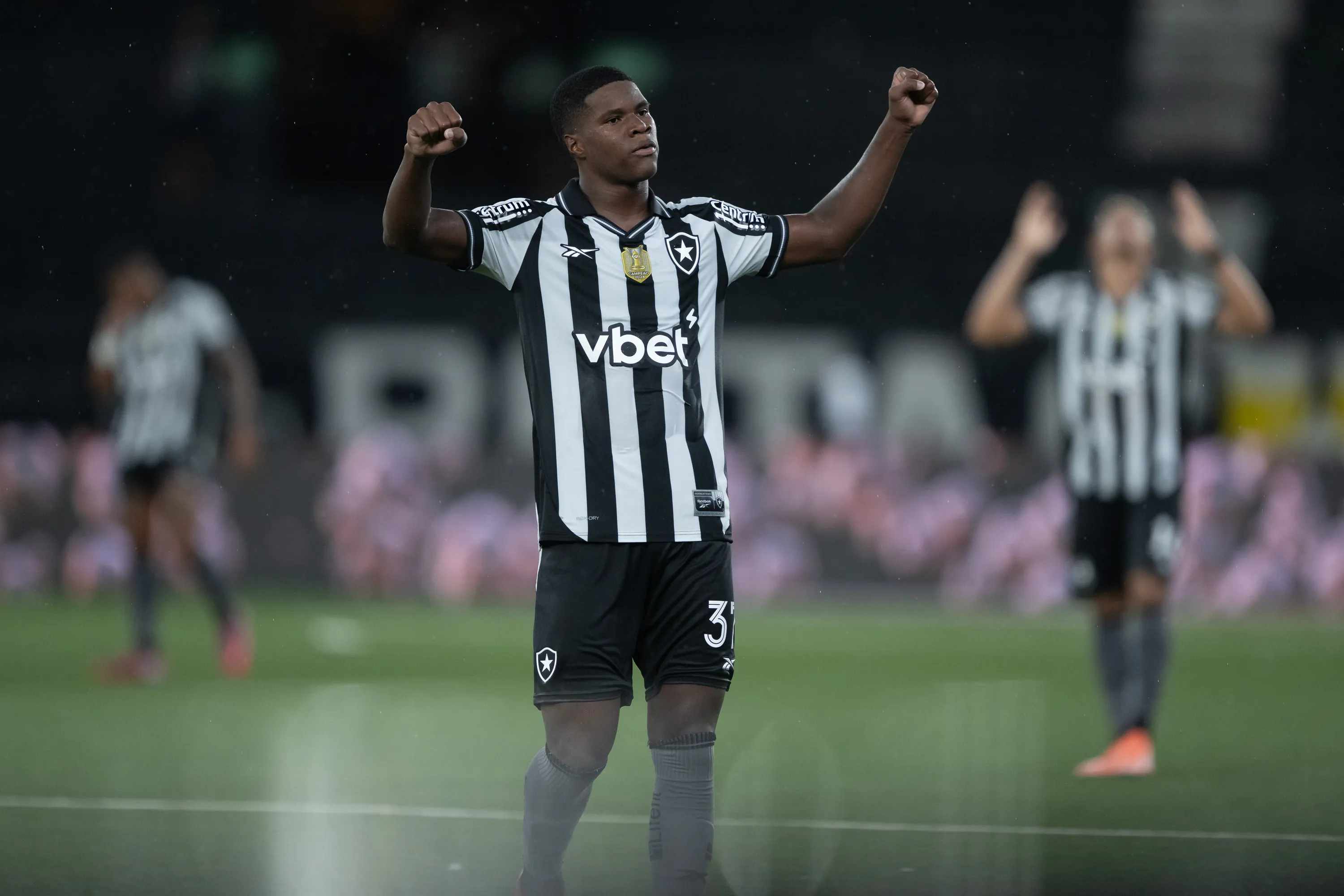 Kadir jogador do Botafogo comemora vitoria apos partida contra o Sport no estadio Engenhao pelo campeonato Brasileiro A 2025. Foto: Jorge Rodrigues/AGIF