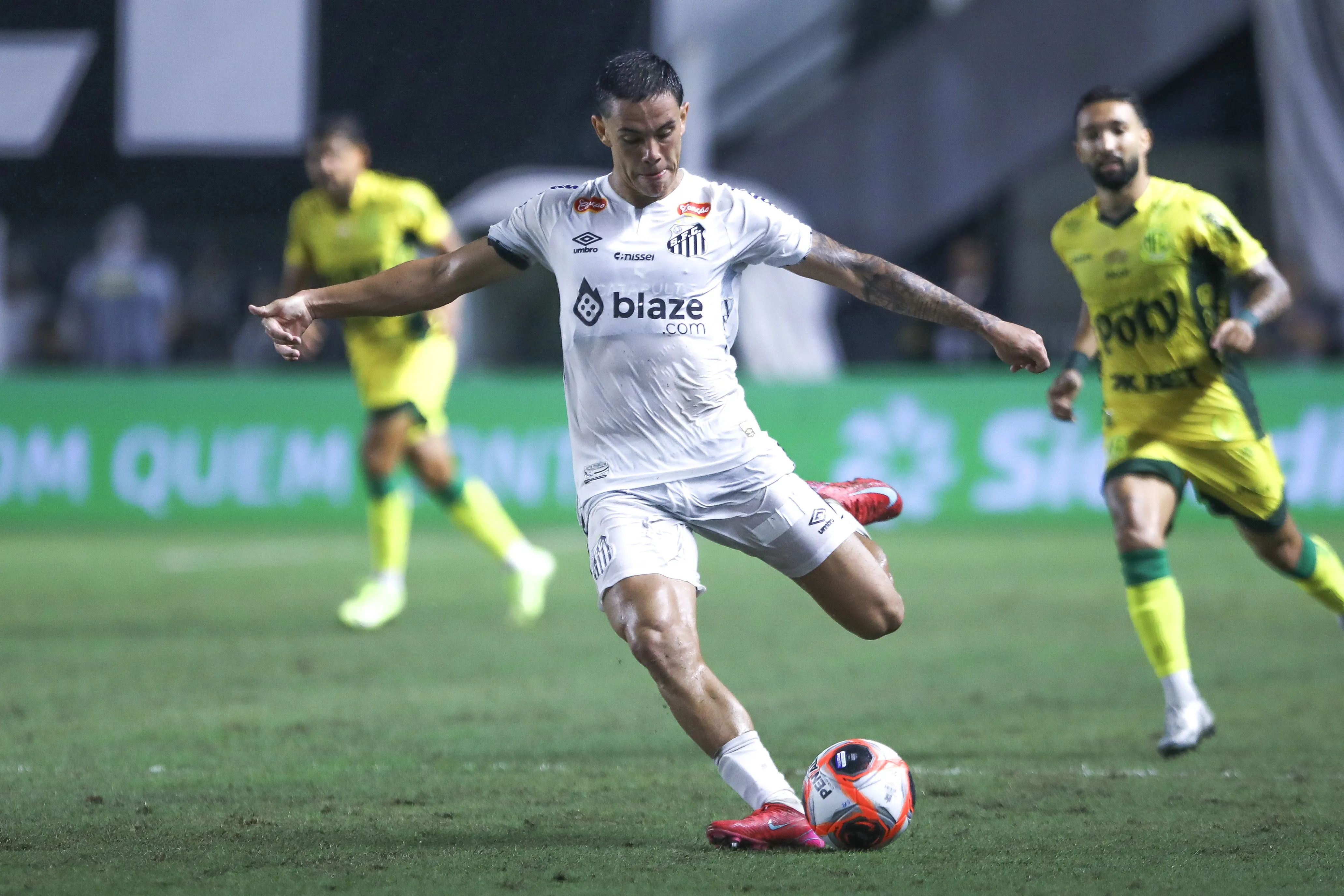JP Chermont jogador do Santos durante partida contra o Mirassol no estadio Vila Belmiro pelo campeonato Paulista 2025. Foto: Reinaldo Campos/AGIF
