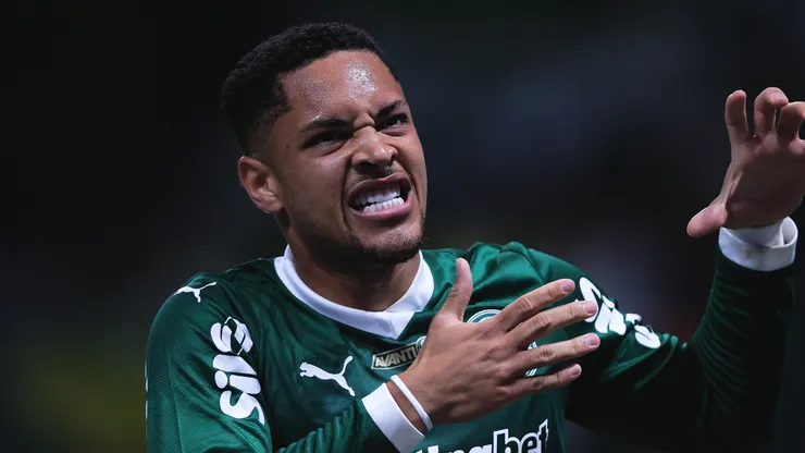 Vitor Roque comemora gol marcado pelo Palmeiras. Foto: Ettore Chiereguini/AGIF