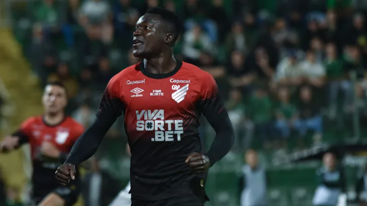 Kevin Viveros pode ser desfalque do Athletico-PR contra o Coritiba