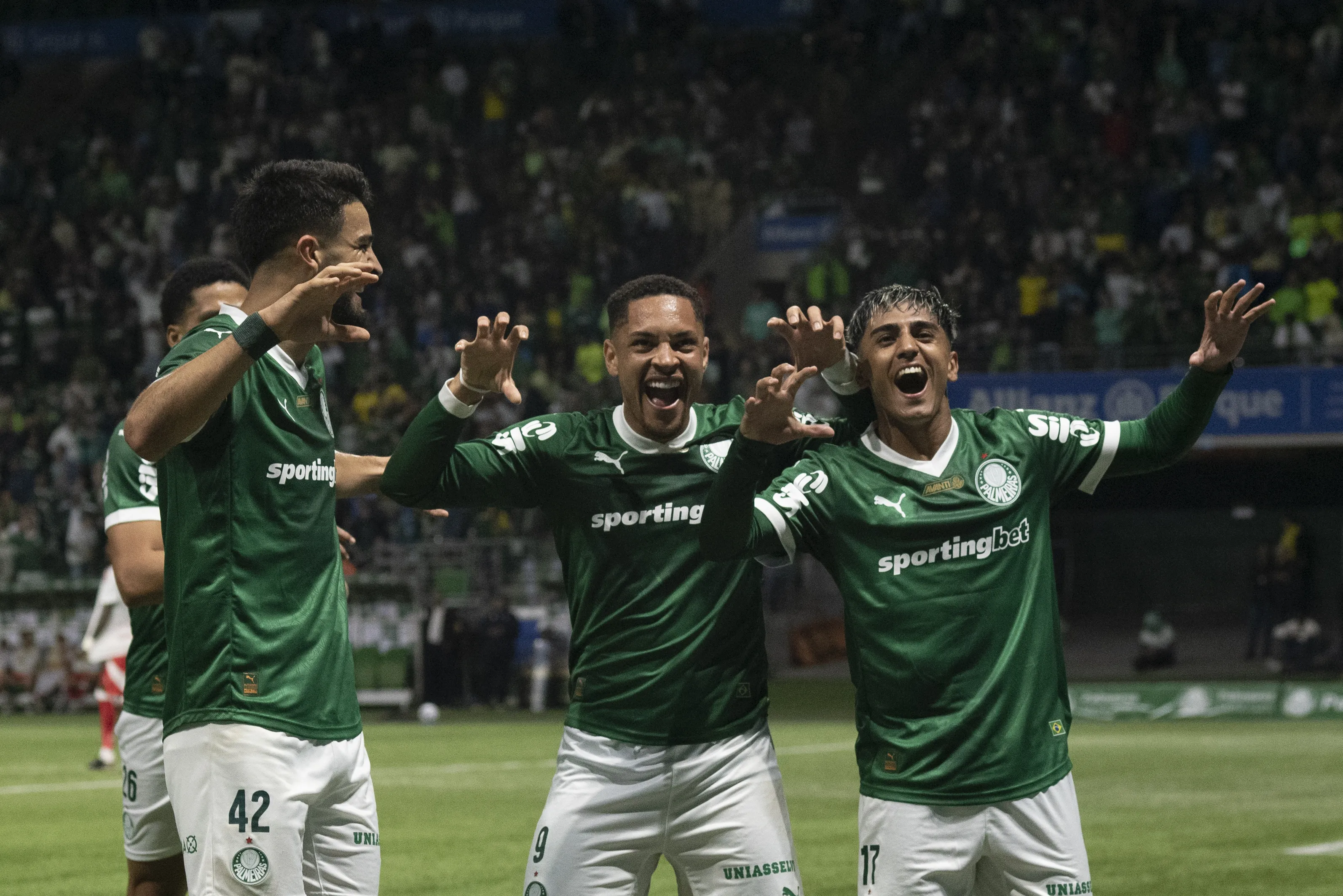 Vitor Roque jogador do Palmeiras comemora seu gol com Facundo Torres e Flaco Lopes jogador da sua equipe durante partida contra o Internacional no estadio Arena Allianz Parque pelo campeonato Brasileiro A 2025. Foto: Anderson Romao/AGIF