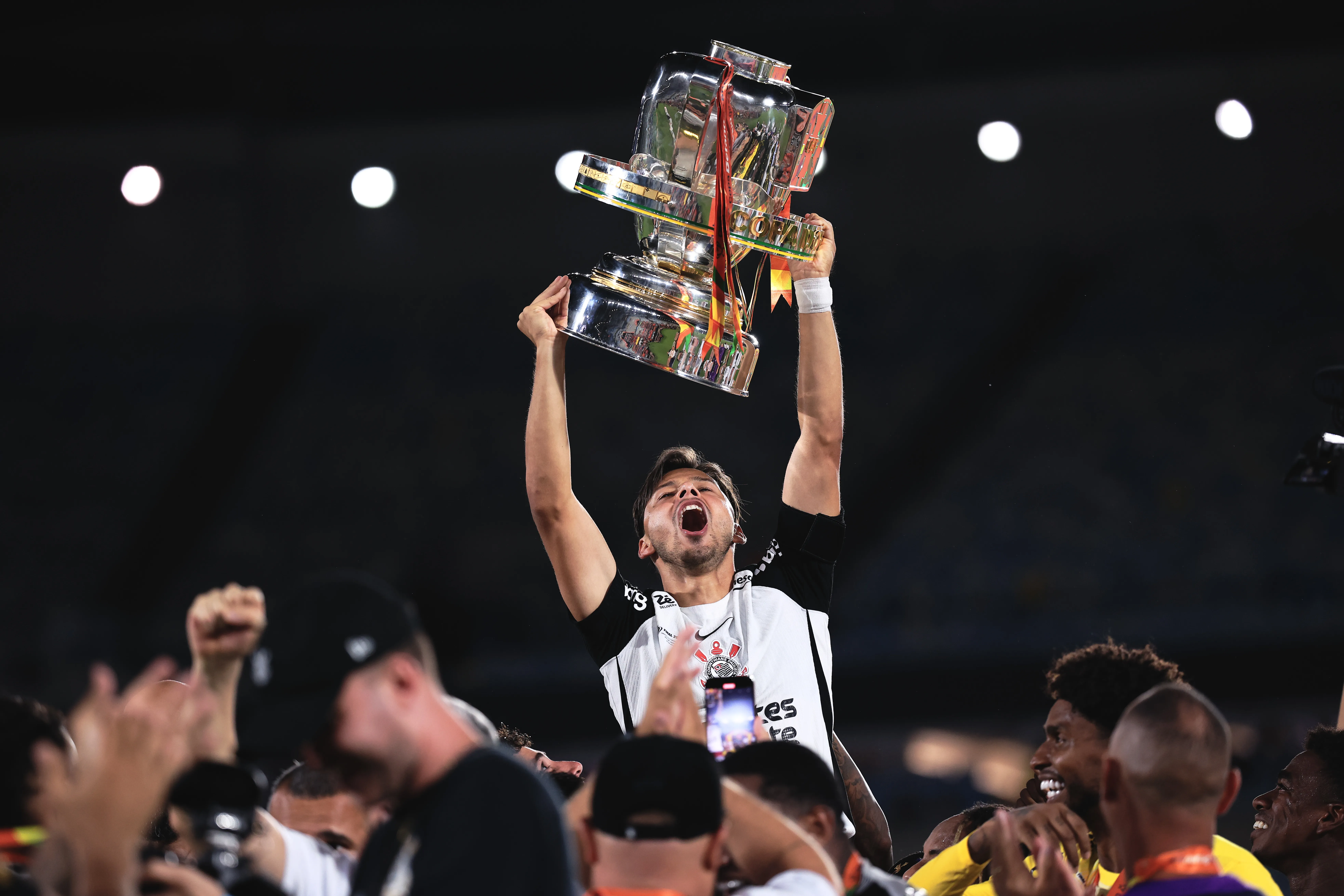 RJ – RIO DE JANEIRO – 21/12/2025 – COPA DO BRASIL 2025, VASCO X CORINTHIANS – Romero jogador do Corinthians levanta a taca de campeao durante cerimonia de premiacao ao final da partida contra o Vasco no estadio Maracana pela decisao do campeonato Copa Do Brasil 2025. Foto: Ettore Chiereguini/AGIF
