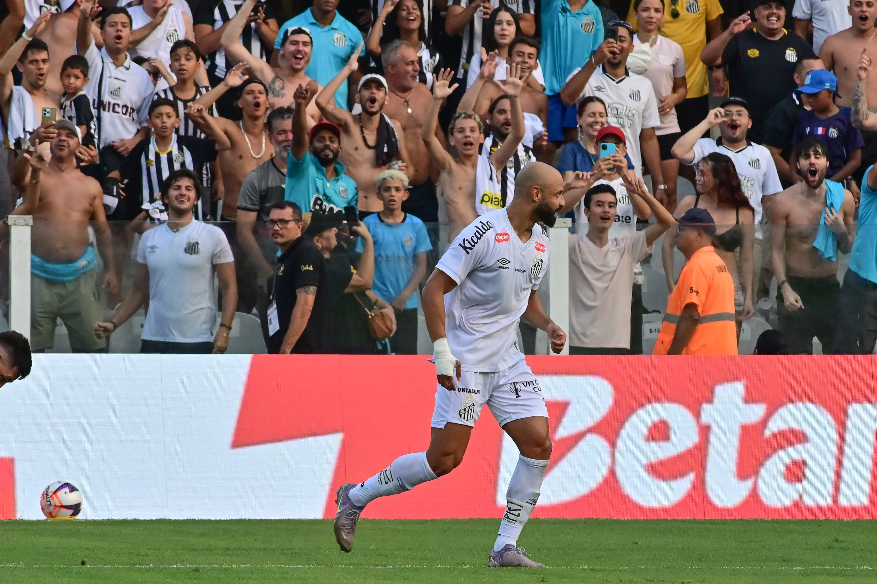 Thaciano, jogador do Santos, começou o ano com gol durante partida contra o Novorizontino no estadio Vila Belmiro pelo campeonato Paulista 2026. Foto: Jota Erre/AGIF