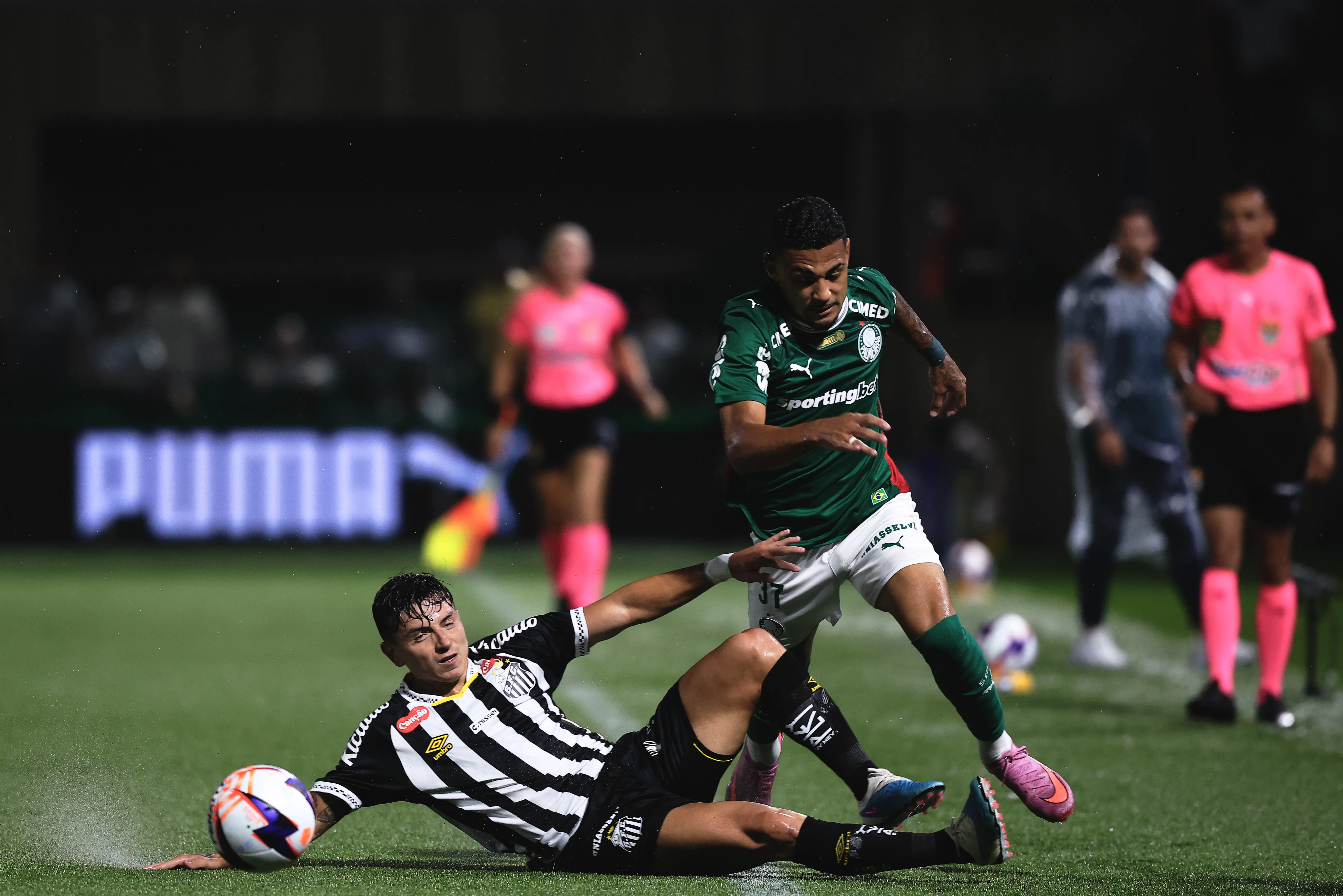 SP – BARUERI – 14/01/2026 – PAULISTA 2026, PALMEIRAS X SANTOS – Riquelme Felipe jogador do Palmeiras disputa lance com Barreal jogador do Santos durante partida no estadio Arena Barueri pelo campeonato Paulista 2026. Foto: Ettore Chiereguini/AGIF