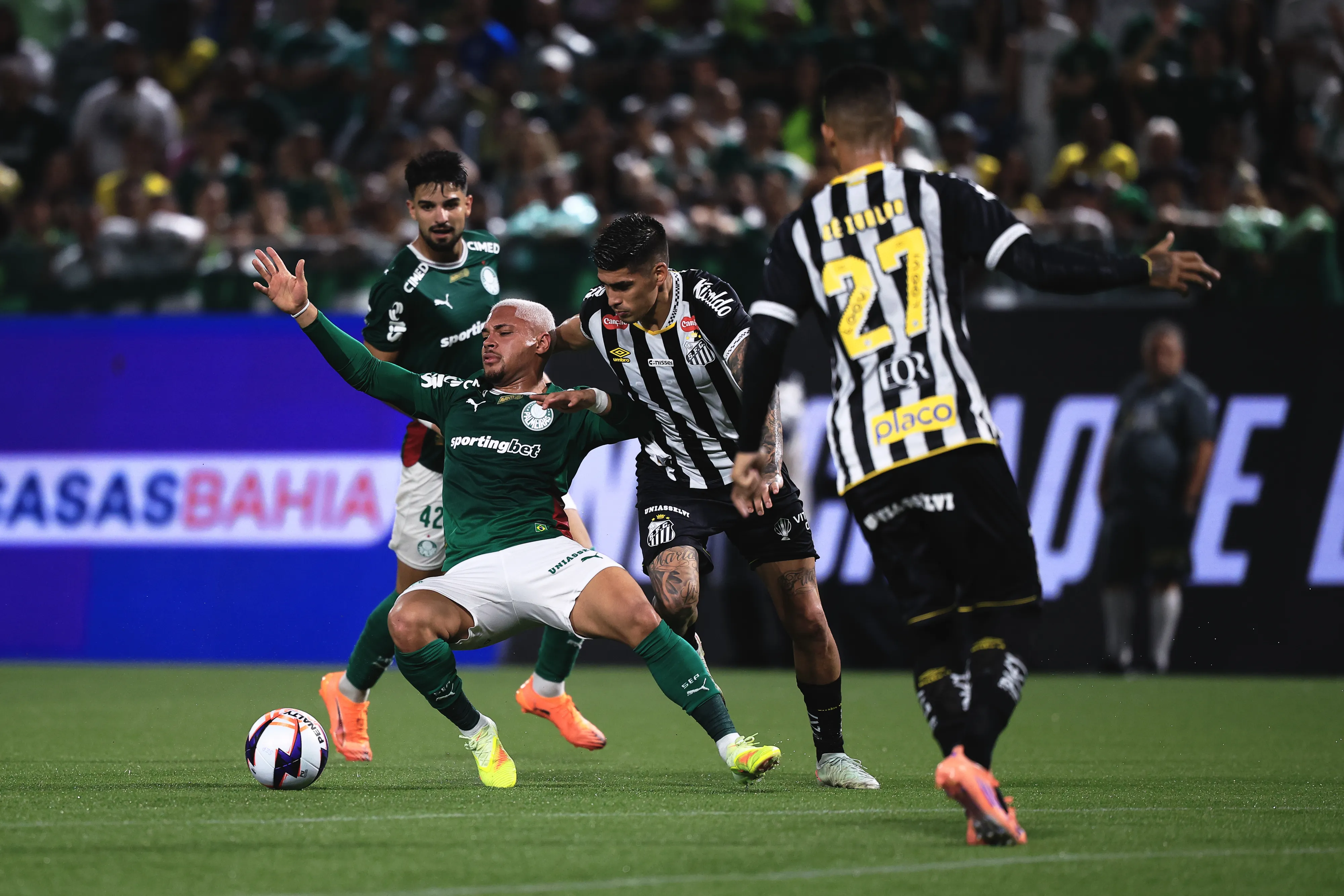 Vitor Roque jogador do Palmeiras disputa lance com Adonis Frias jogador do Santos durante partida no estadio Arena Barueri pelo campeonato Paulista 2026. Foto: Ettore Chiereguini/AGIF