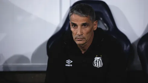 Juan Pablo Vojvoda tecnico do Santos durante partida contra o Palmeiras no estadio Arena Barueri pelo campeonato Paulista 2026. Foto: Ettore Chiereguini/AGIF