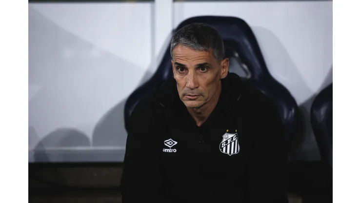 Juan Pablo Vojvoda tecnico do Santos durante partida contra o Palmeiras no estadio Arena Barueri pelo campeonato Paulista 2026. Foto: Ettore Chiereguini/AGIF
