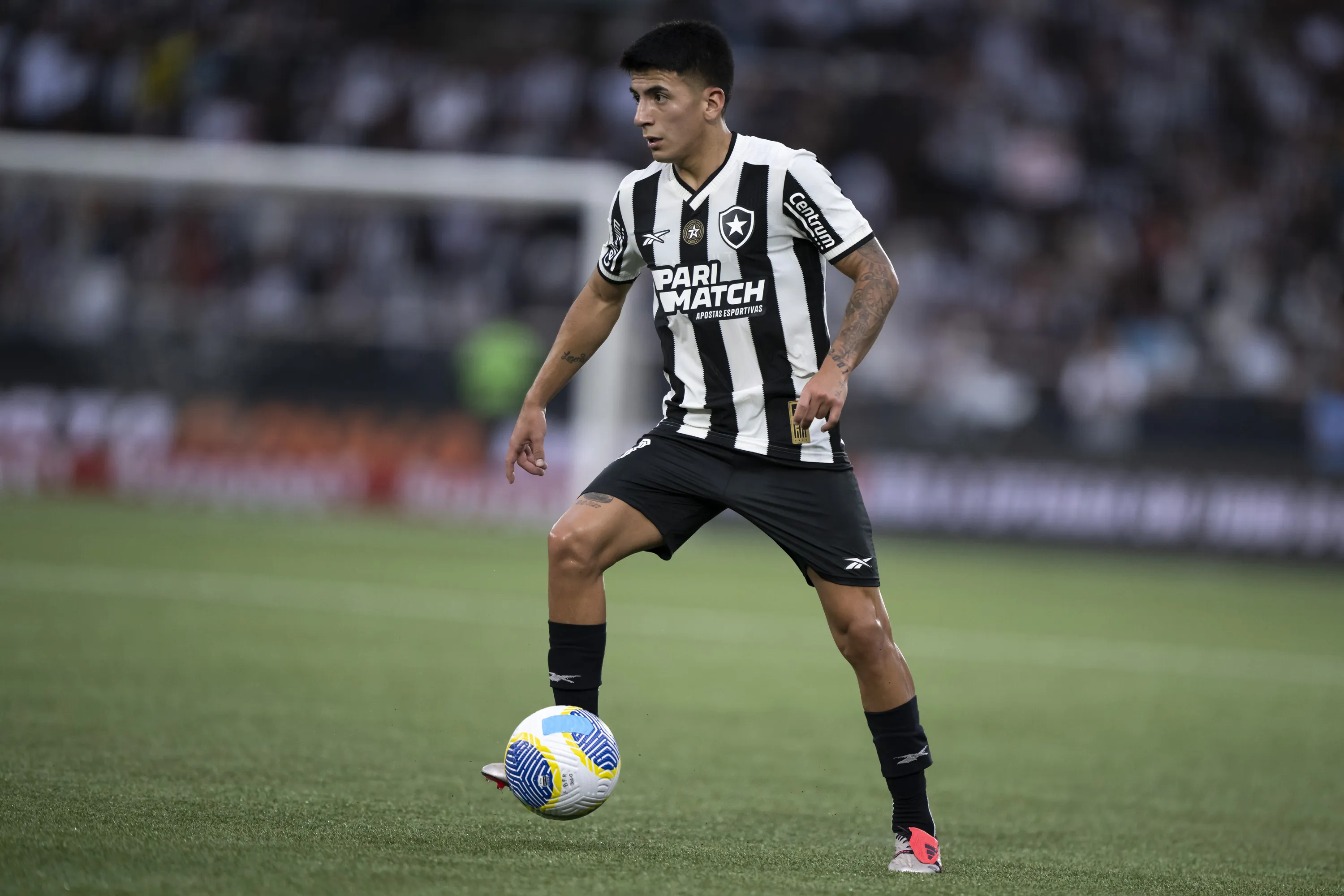 Thiago Almada jogador do Botafogo durante partida contra o Cuiaba no estadio Engenhao pelo campeonato Brasileiro A 2024. Foto: Jorge Rodrigues/AGIF
