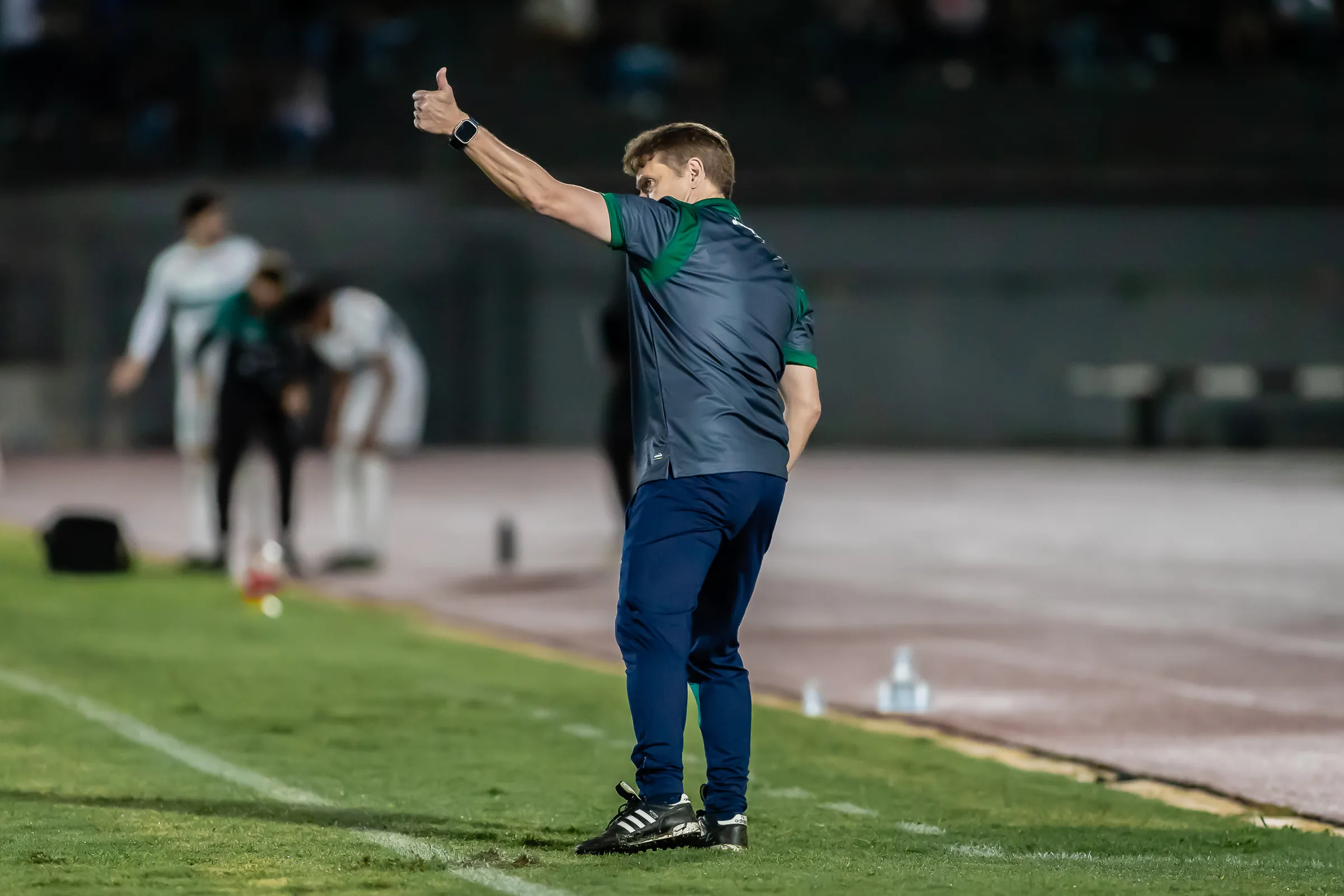 Tecnico do Coritiba durante partida contra o Maringa no estadio Willie Davids pelo campeonato Paranaense 2026. Foto: Fernando Teramatsu/AGIF