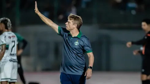 Tecnico do Coritiba durante partida contra o Maringa no estadio Willie Davids pelo campeonato Paranaense 2026. Foto: Fernando Teramatsu/AGIF