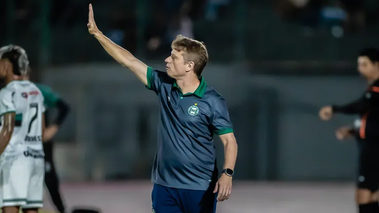 Tecnico do Coritiba durante partida contra o Maringa no estadio Willie Davids pelo campeonato Paranaense 2026. Foto: Fernando Teramatsu/AGIF