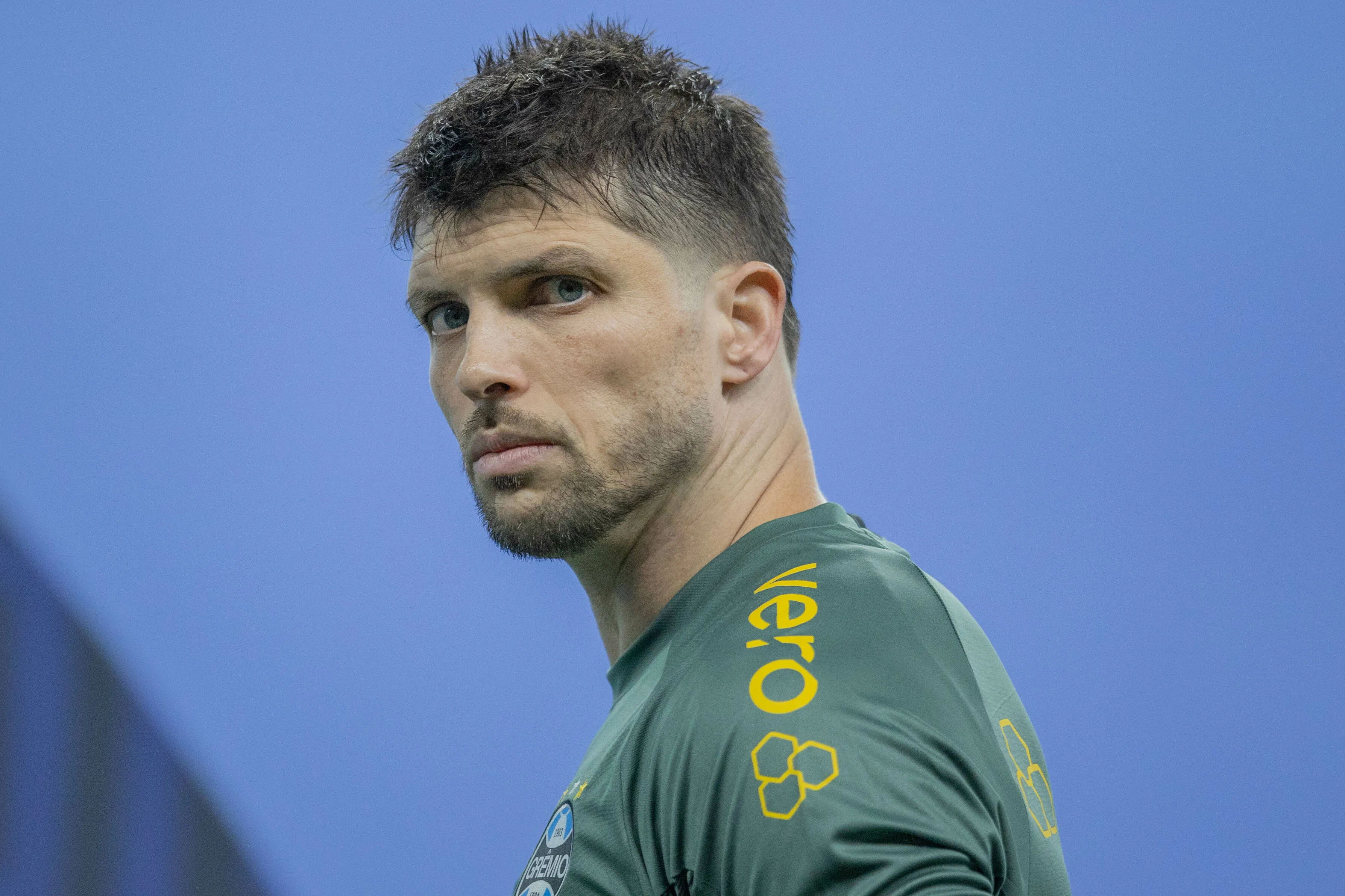 RS – PORTO ALEGRE – 05/11/2025 – BRASILEIRO A 2025, GREMIO X CRUZEIRO – Tiago Volpi jogador do Gremio durante partida contra o Cruzeiro no estadio Arena do Gremio pelo campeonato Brasileiro A 2025. Foto: Liamara Polli/AGIF