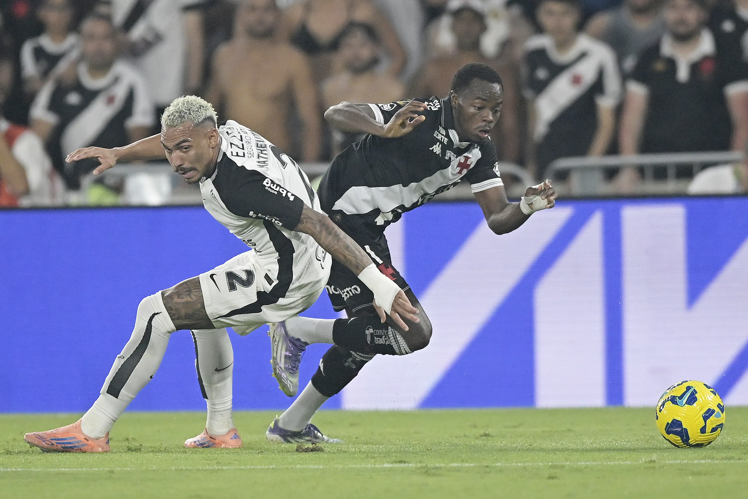 Andres Gomez jogador do Vasco disputa lance com Matheuzinho jogador do Corinthians durante partida no estadio Maracana pelo campeonato Copa Do Brasil 2025. Foto: Alexandre Loureiro/AGIF