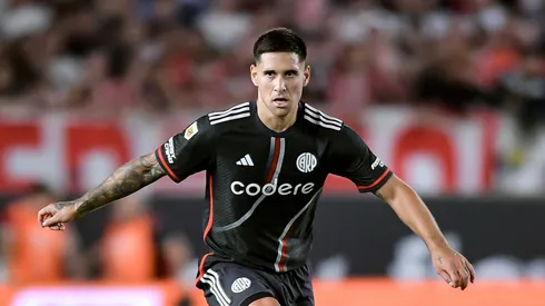 Rodrigo Villagra do River Plate controla a bola durante uma partida da Liga Profesional 2024 entre Estudiantes e River Plate no Estádio Jorge Luis Hirschi em 29 de novembro de 2024 em La Plata, Argentina. (Foto de Marcelo Endelli/Getty Images)