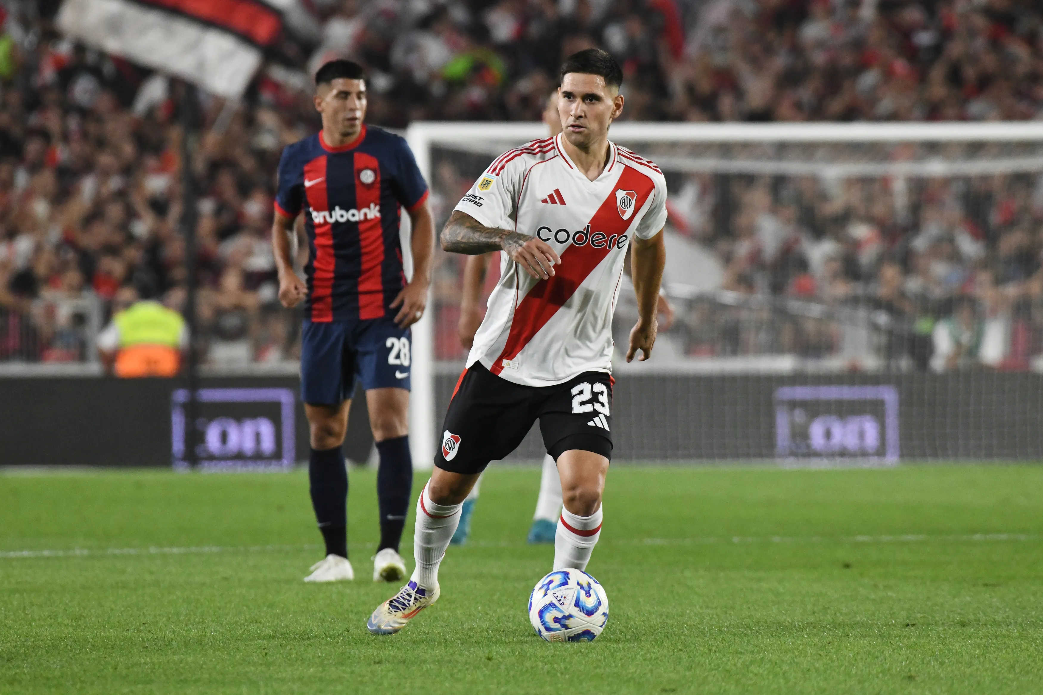 Rodrigo Villagra do River Plate conduz a bola durante a partida da Liga Profesional 2024 entre River Plate e San Lorenzo no Estadio Mas Monumental Antonio Vespucio Liberti em 4 de dezembro de 2024 em Buenos Aires, Argentina. (Foto de Federico Peretti/Getty Images)