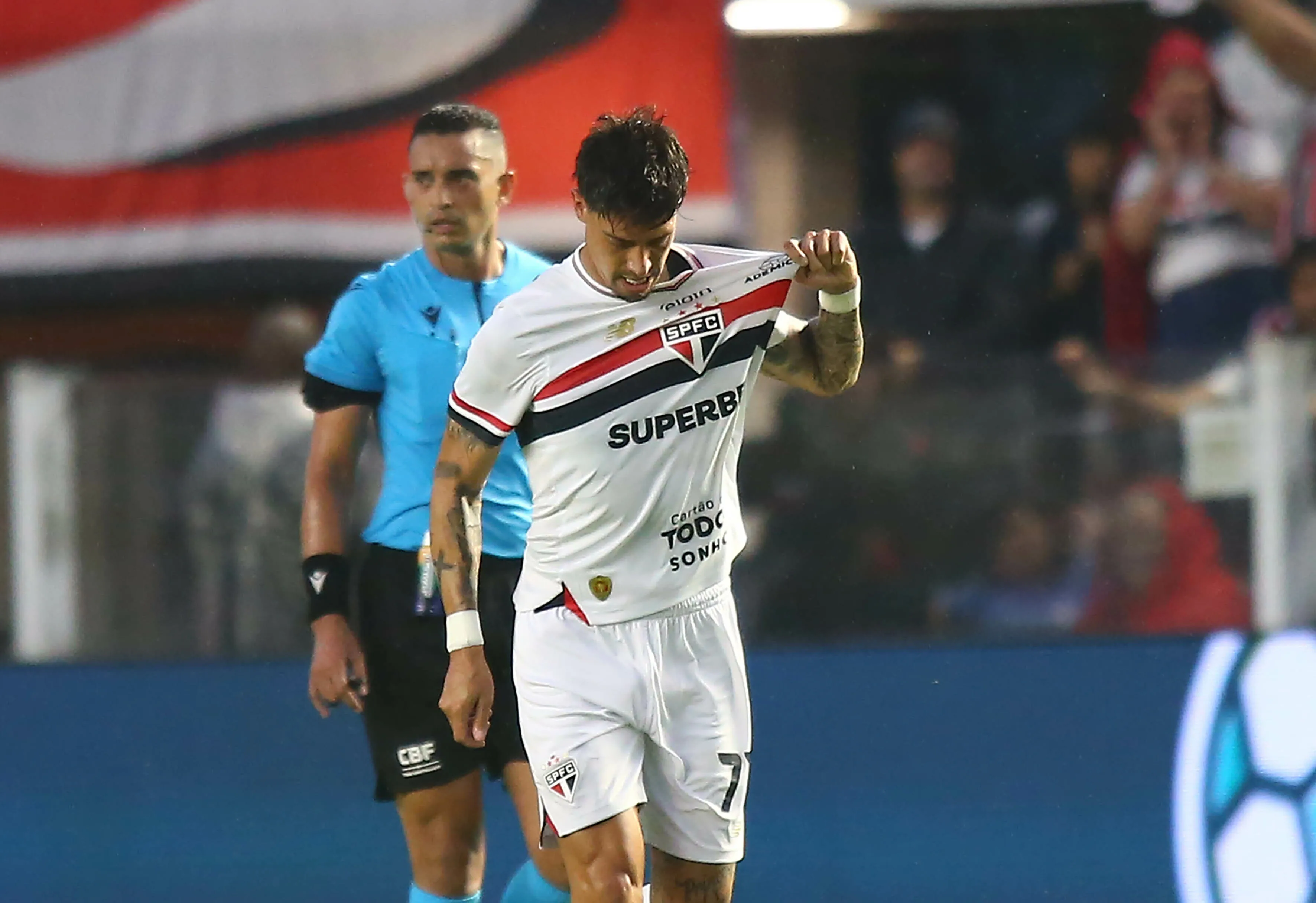 Rigoni jogador do Sao Paulo comemora seu gol durante partida contra o Juventude no estadio Vila Belmiro pelo campeonato Brasileiro A 2025. Foto: Mauricio De Souza/AGIF