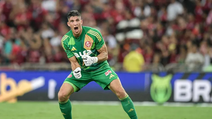 Rochet goleiro do Internacional comemora gol durante partida contra o Flamengo no estadio Maracana pelo campeonato Brasileiro A 2025.