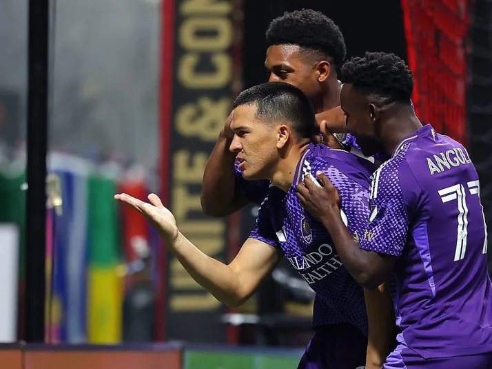 Vasco entra em disputa com o Corinthians e pode fechar com César Araújo