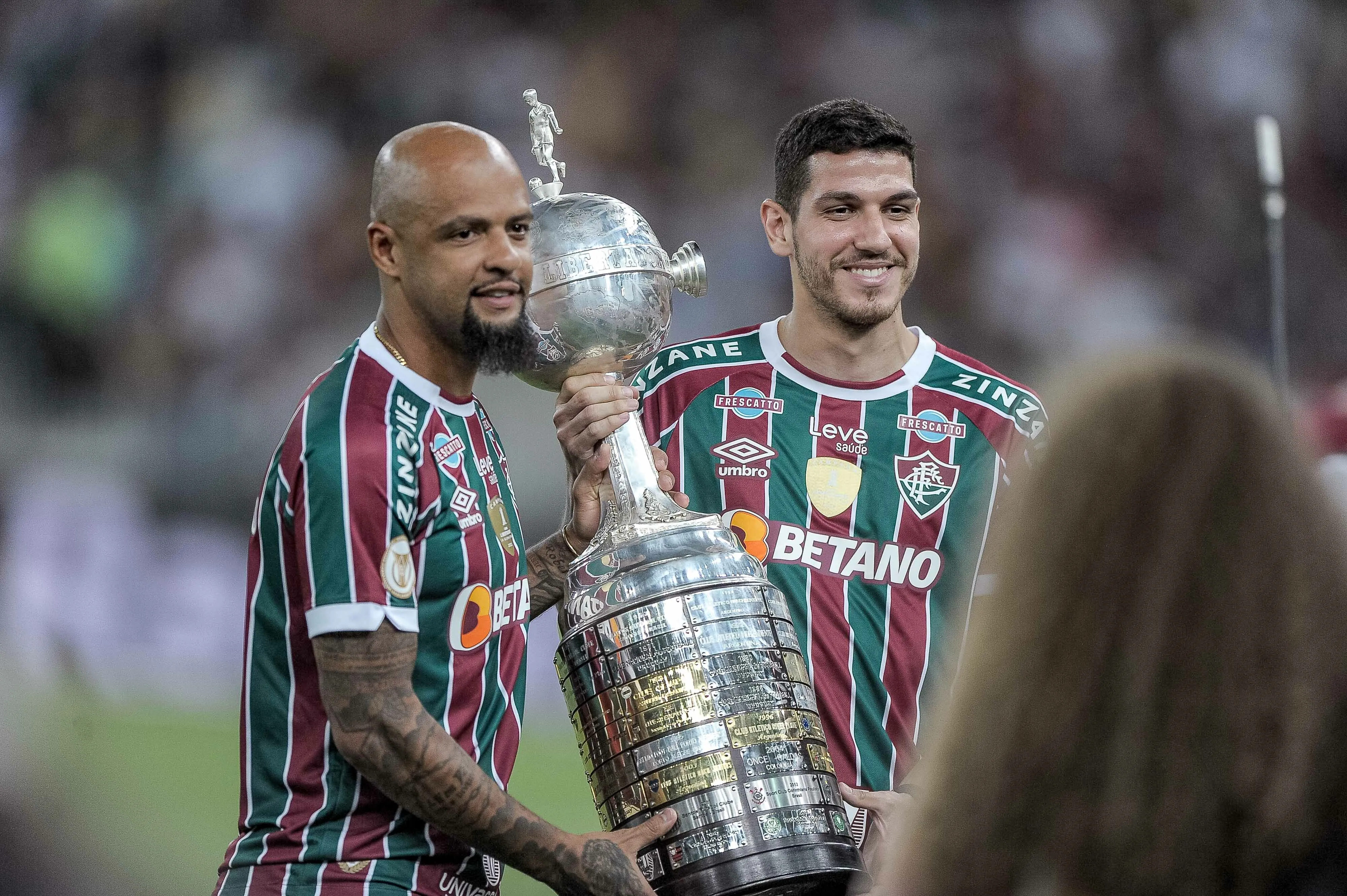Felipe Melo e Nino jogadores do Fluminense exibem taca da Libertadores no Maracana em foto de arquivo pelo Campeonato Brasileiro 2023 .Foto: Jhony Pinho/AGIF