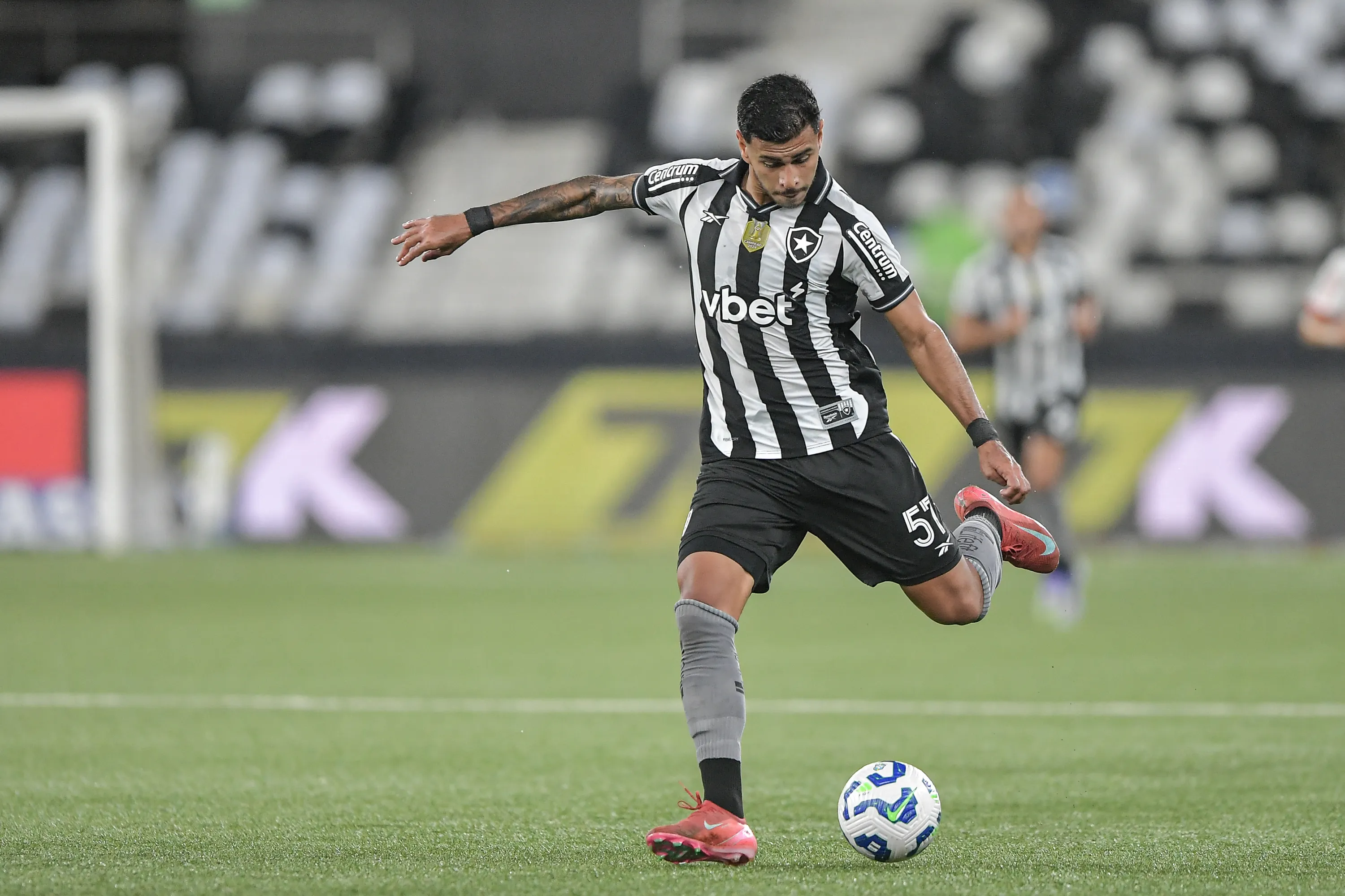 David Ricardo atuando pelo Botafogo em 2025 – Foto: Thiago Ribeiro/AGIF