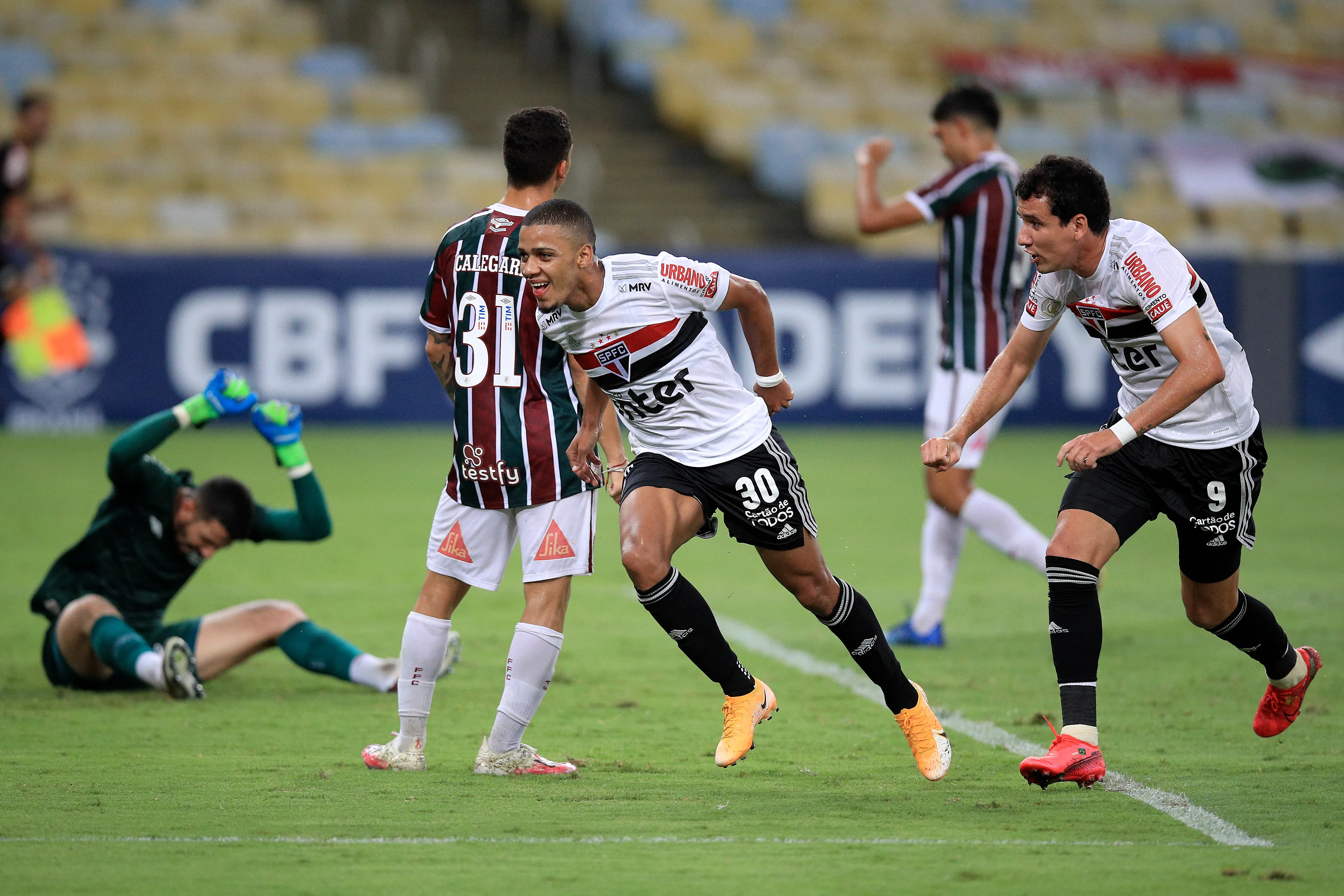 Brenner comemora gol marcado diante do Fluminense no Maracanã. (Photo by Buda Mendes/Getty Images)