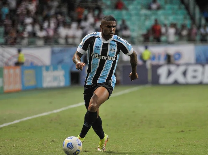 Douglas Costa fecha com o Chievo Verona, da Itália