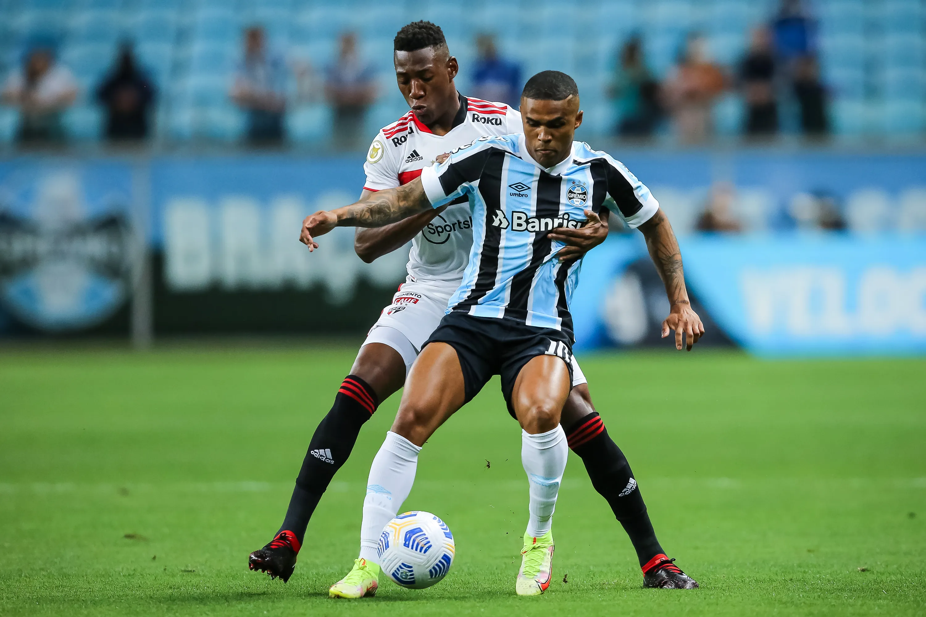 Douglas Costa em Grêmio x São Paulo pelo Brasileirão 2021: Pedro H. Tesch/AGIF