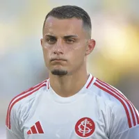 Internacional foca em chegada de lateral após Pezzolano definir Bruno Gomes como meia
