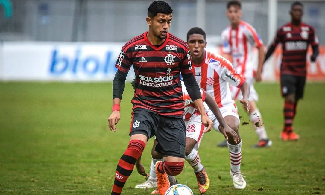 Pablo Maldini atuando na base do Flamengo. Foto: Flamengo