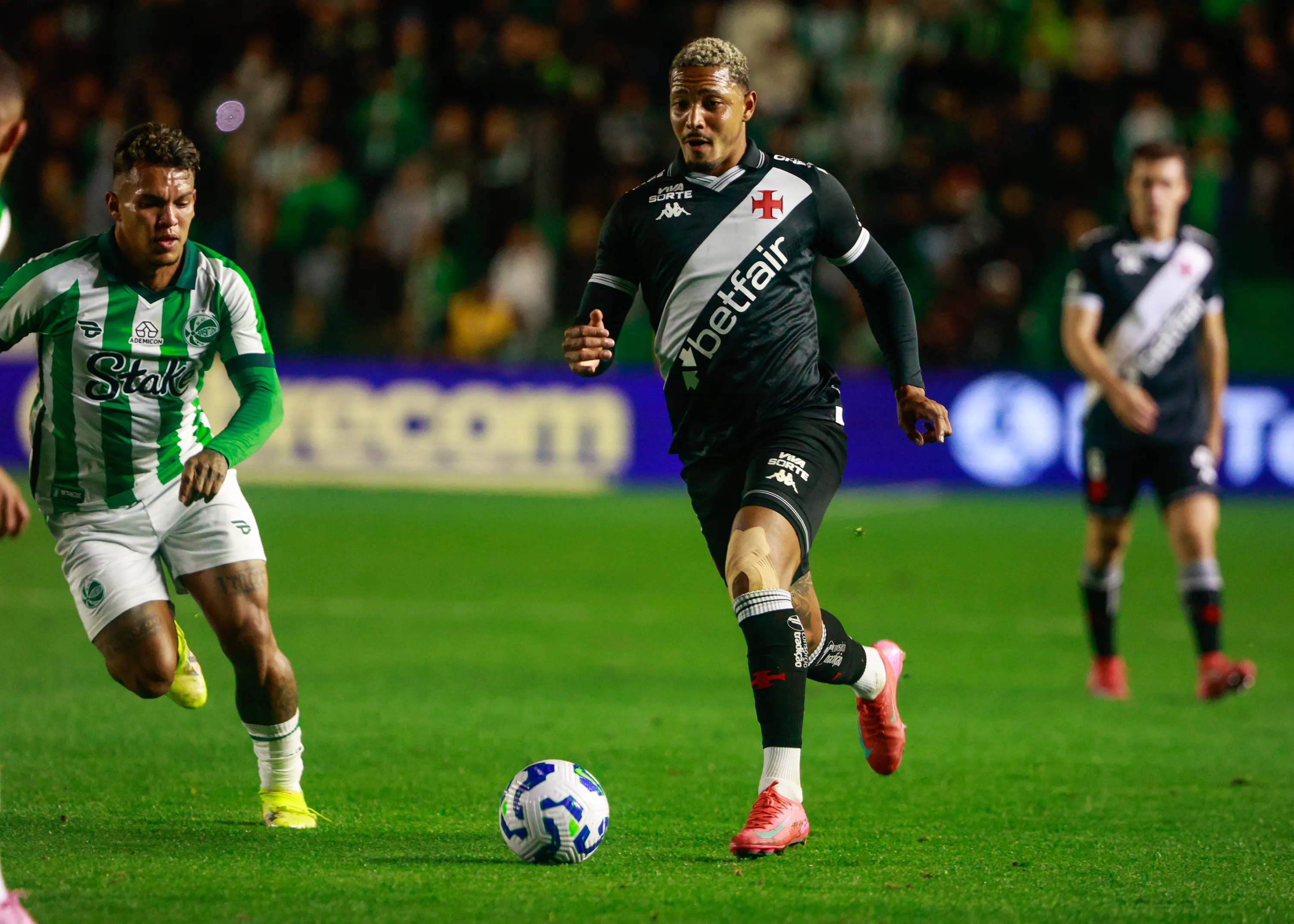 David jogador do Vasco durante partida contra o Juventude no estadio Alfredo Jaconi pelo campeonato Brasileiro A 2025. Foto: Luiz Erbes/AGIF