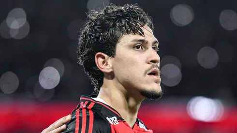  Pedro jogador do Flamengo comemora seu gol com Arrascaeta jogador da sua equipe durante partida contra o Vitoria no estádio Maracanã pelo campeonato Brasileiro A 2025. Foto: Thiago Ribeiro/AGIF
