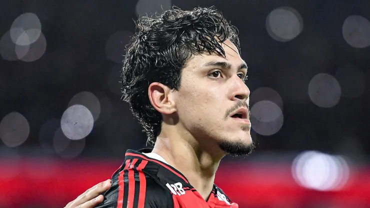 Pedro jogador do Flamengo comemora seu gol com Arrascaeta jogador da sua equipe durante partida contra o Vitoria no estádio Maracanã pelo campeonato Brasileiro A 2025. Foto: Thiago Ribeiro/AGIF