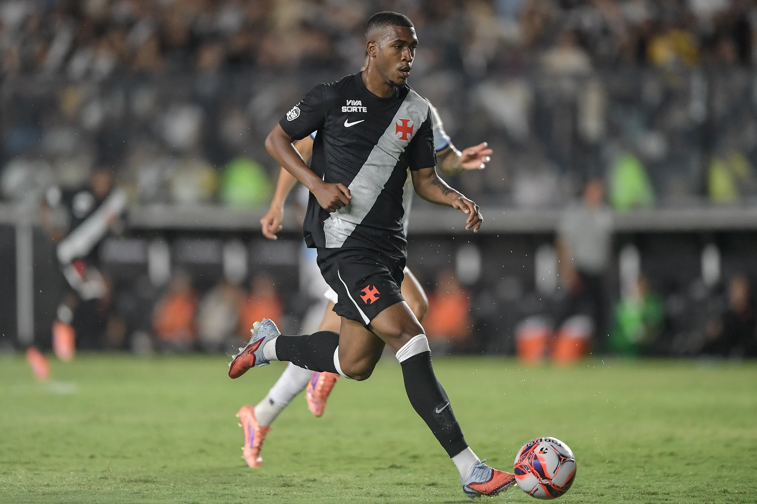 RJ – RIO DE JANEIRO – 15/01/2026 – CARIOCA 2026, VASCO X MARICA – Rayan jogador do Vasco durante partida contra o Marica no estadio Sao Januario pelo campeonato Carioca 2026. Foto: Thiago Ribeiro/AGIF