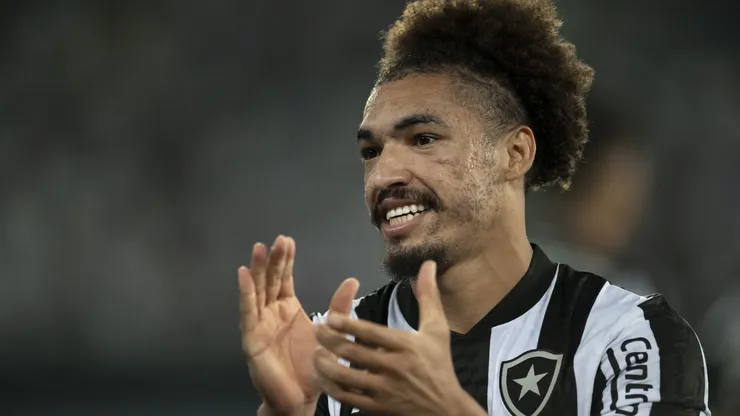 Adryelson jogador do Botafogo comemora vitoria apos a partida contra o Internacional no estadio Engenhao pelo campeonato Brasileiro A 2023.