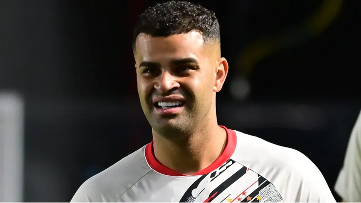 Alisson durante confronto entre Santos e São Paulo no Brasileirão de 2025.